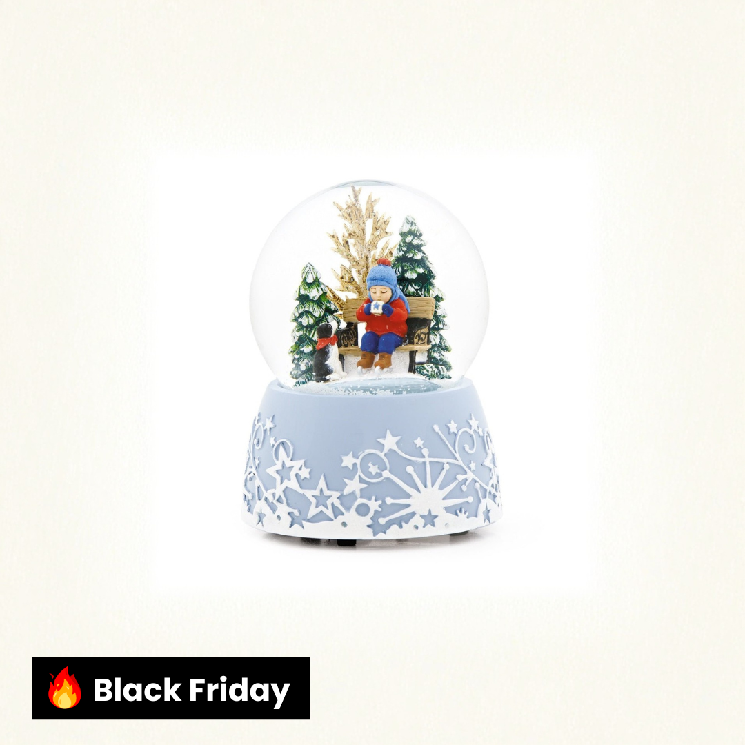 Globo de neve de inverno com chocolate quente